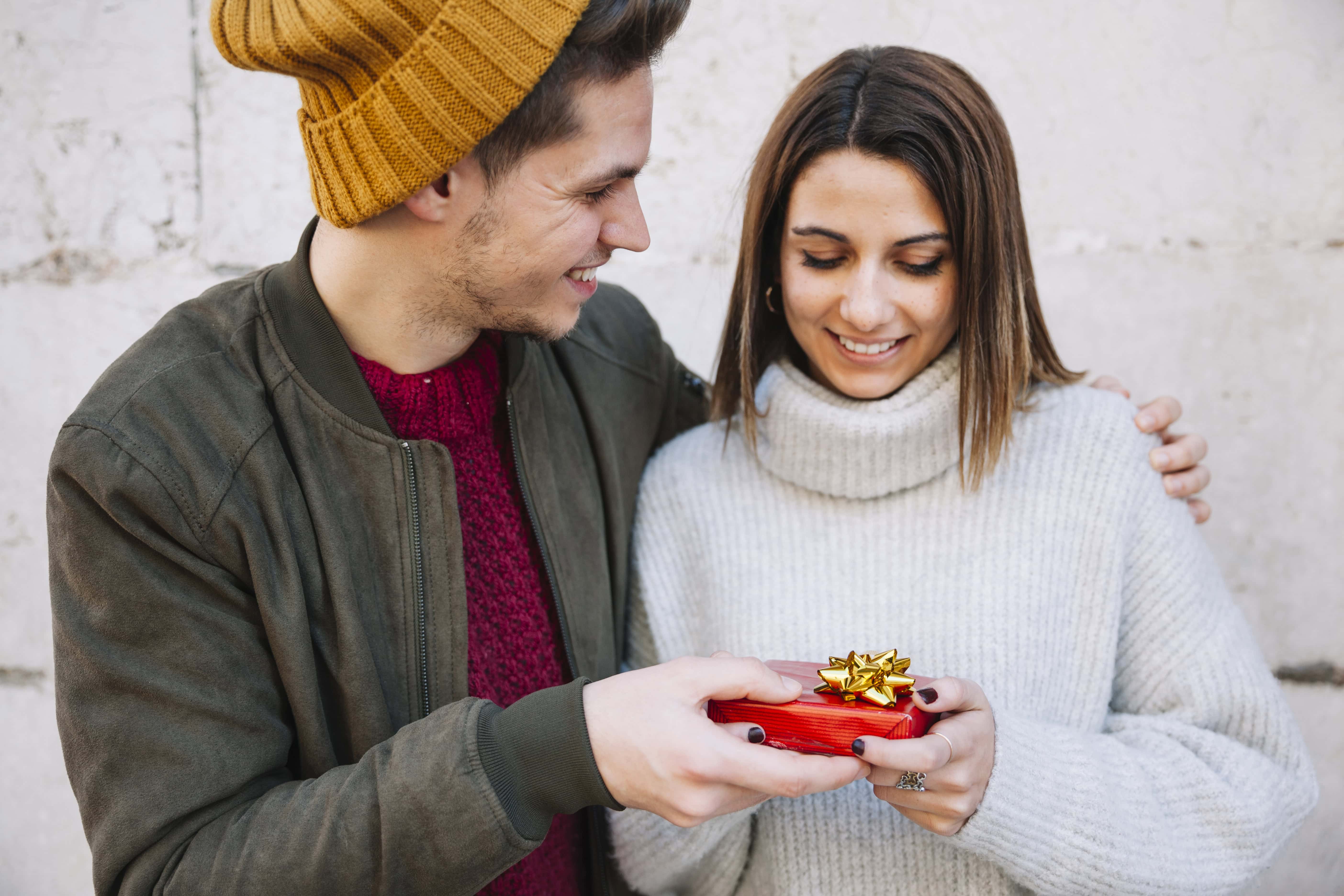 Mehr über den Artikel erfahren Überraschung für Freundin: Geschenke, die dich zum Helden machen!