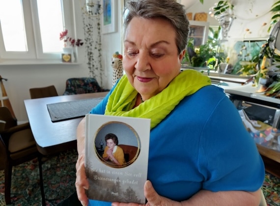 Barbara shows a Meminto Book