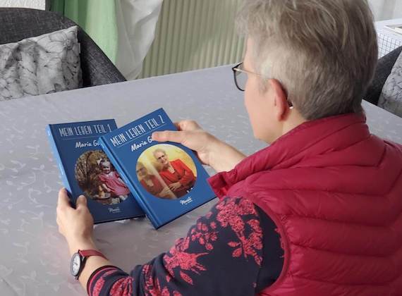 Maria shows two Meminto Books
