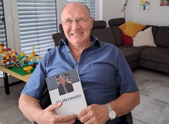 Werner shows a Meminto Book