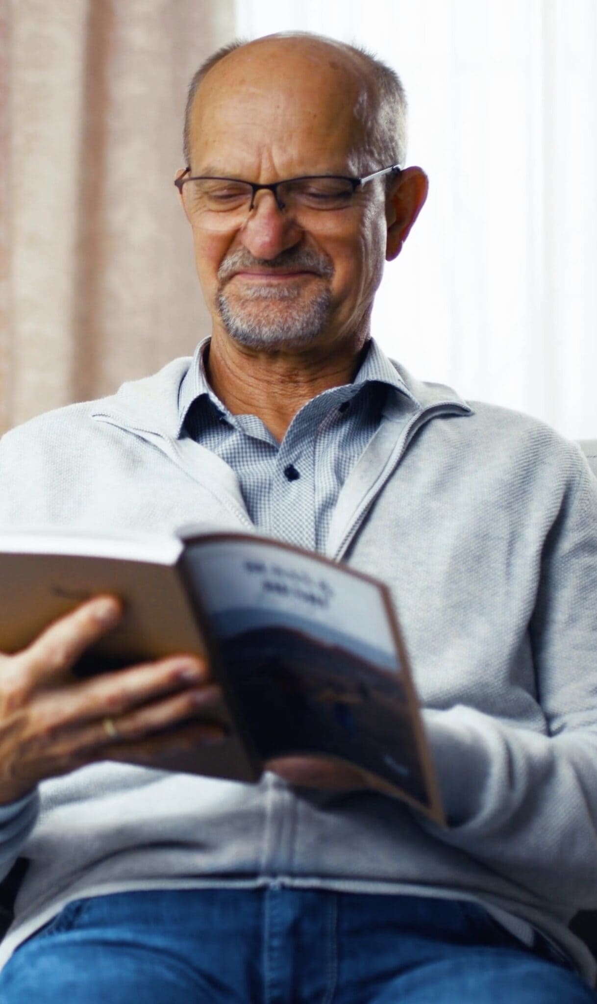 Man holds Meminto Memory Book in his Hands