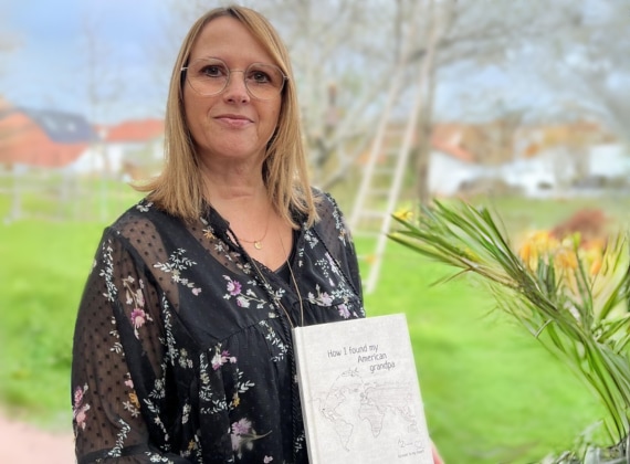 Anja shows a Meminto Book